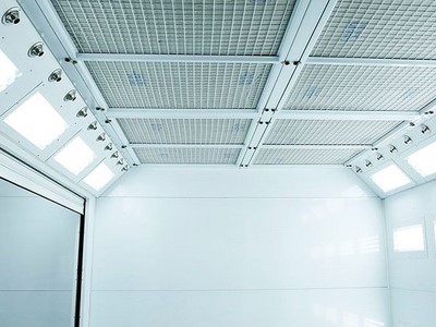 Stropní systém urychlování vzduchu integruje osvětlovací skříň, svítidla a vzduchové potrubí, dmychadla jsou namontována na stropním přetlakovém prostoru.