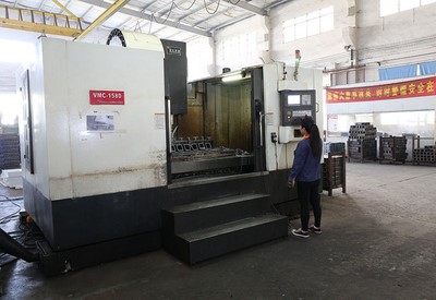 CNC vrtací stroj
