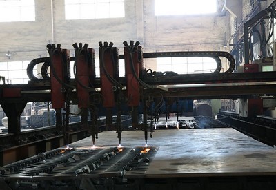 CNC řezací stroj plamenem (může řezat plech z uhlíkové oceli o tloušťce 30 mm)